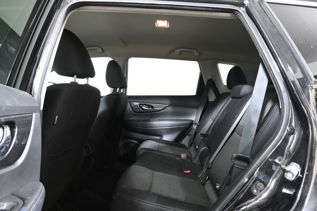 2017 Nissan Rogue SV photo 5