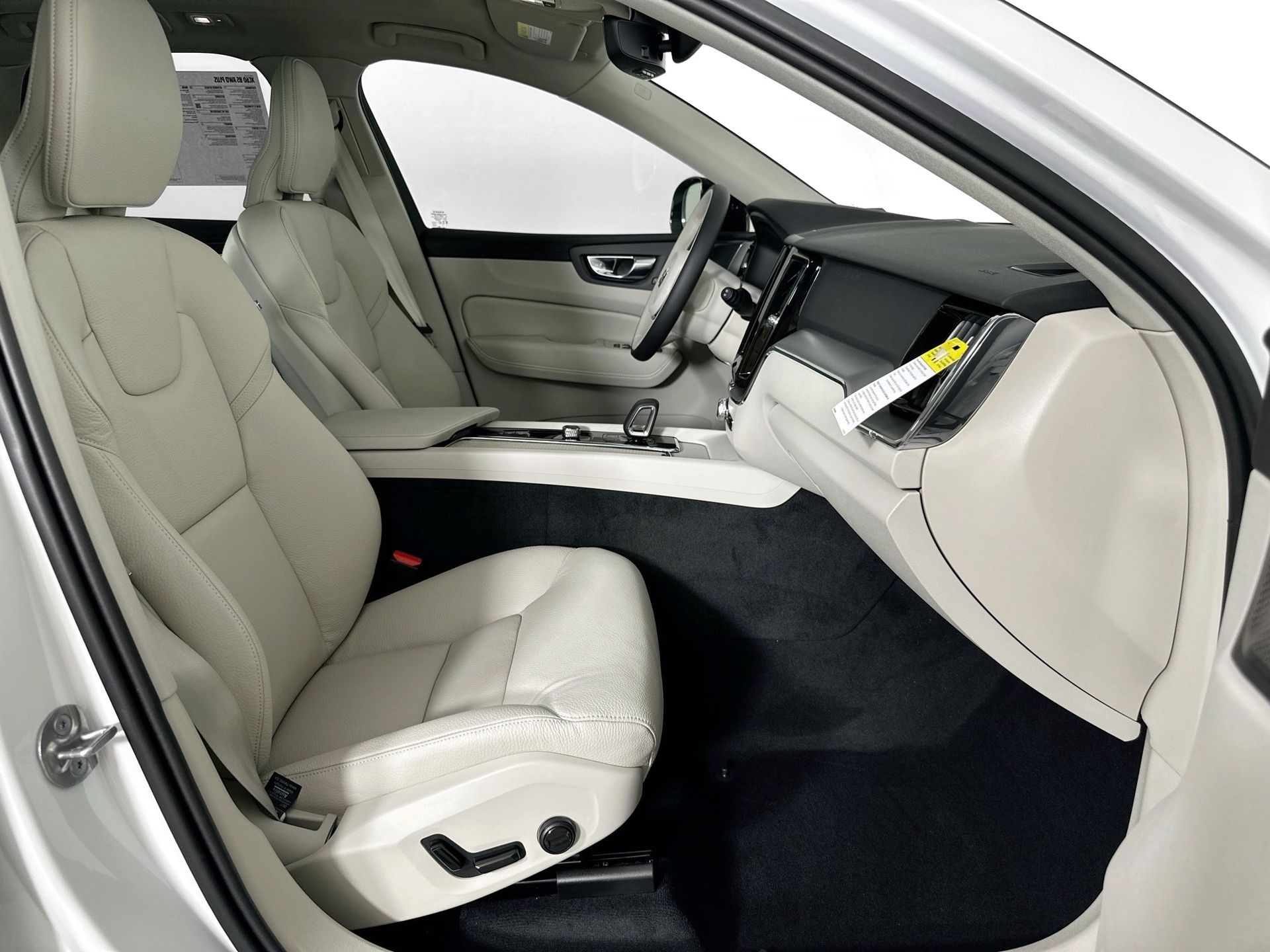 2025 Volvo XC60 B5 Plus photo 24