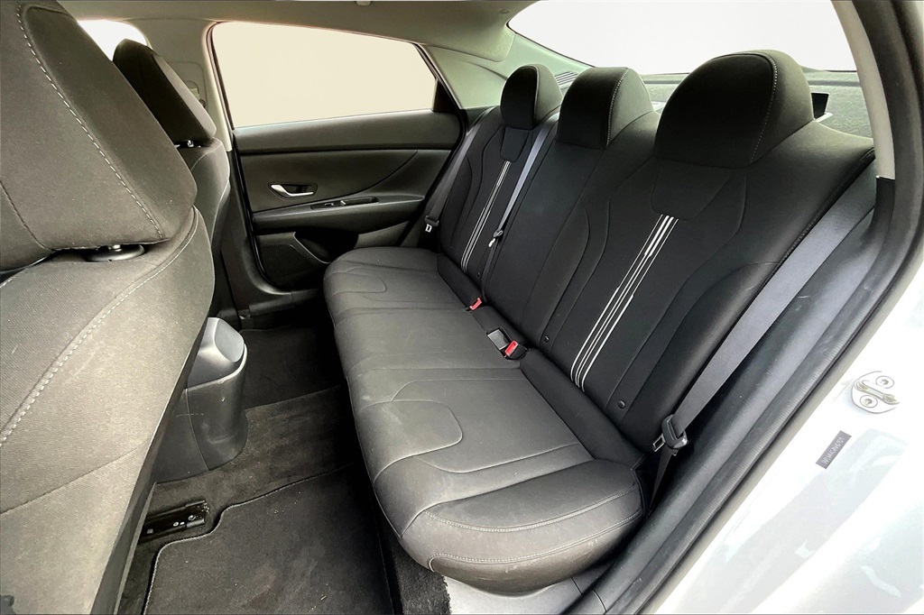 2022 Hyundai Elantra SEL photo 25