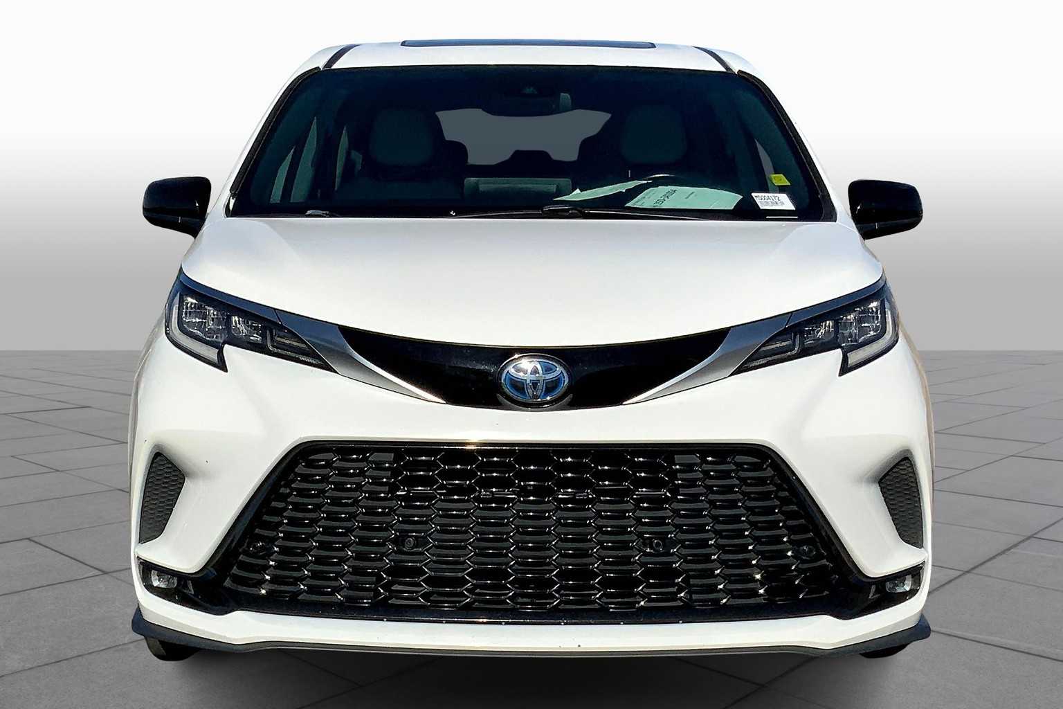 2021 Toyota Sienna XSE photo 3