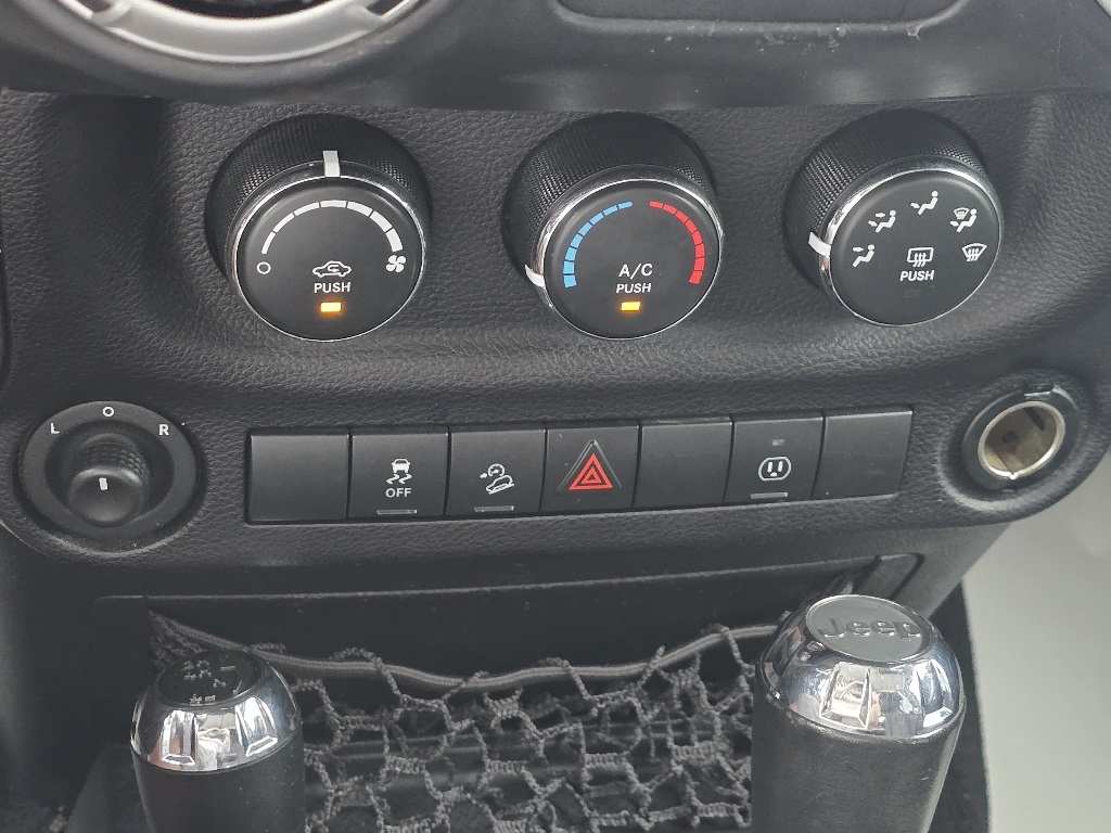 2016 Jeep Wrangler Unlimited Rubicon photo 17