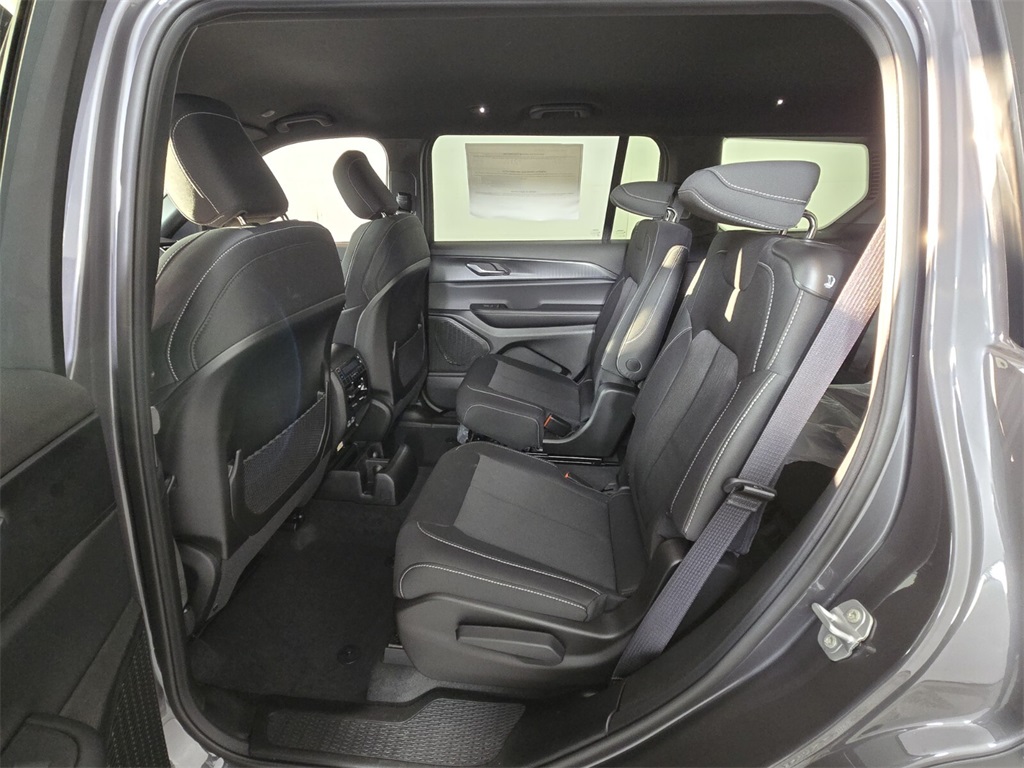 2025 Jeep Grand Cherokee Laredo photo 6