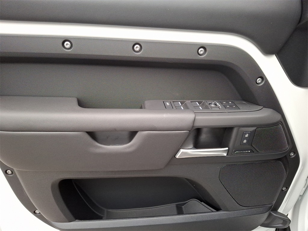 2025 Land Rover Defender 130 S photo 8