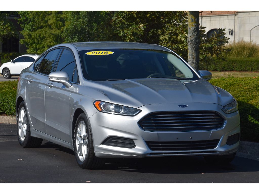 2016 Ford Fusion SE photo 2