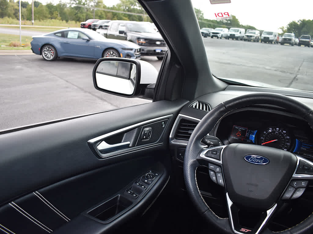 2022 Ford Edge ST photo 17