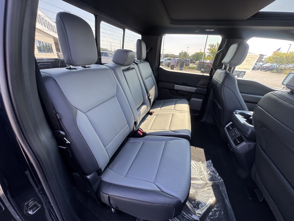 2025 Ford F-150 Lightning Lariat photo 17