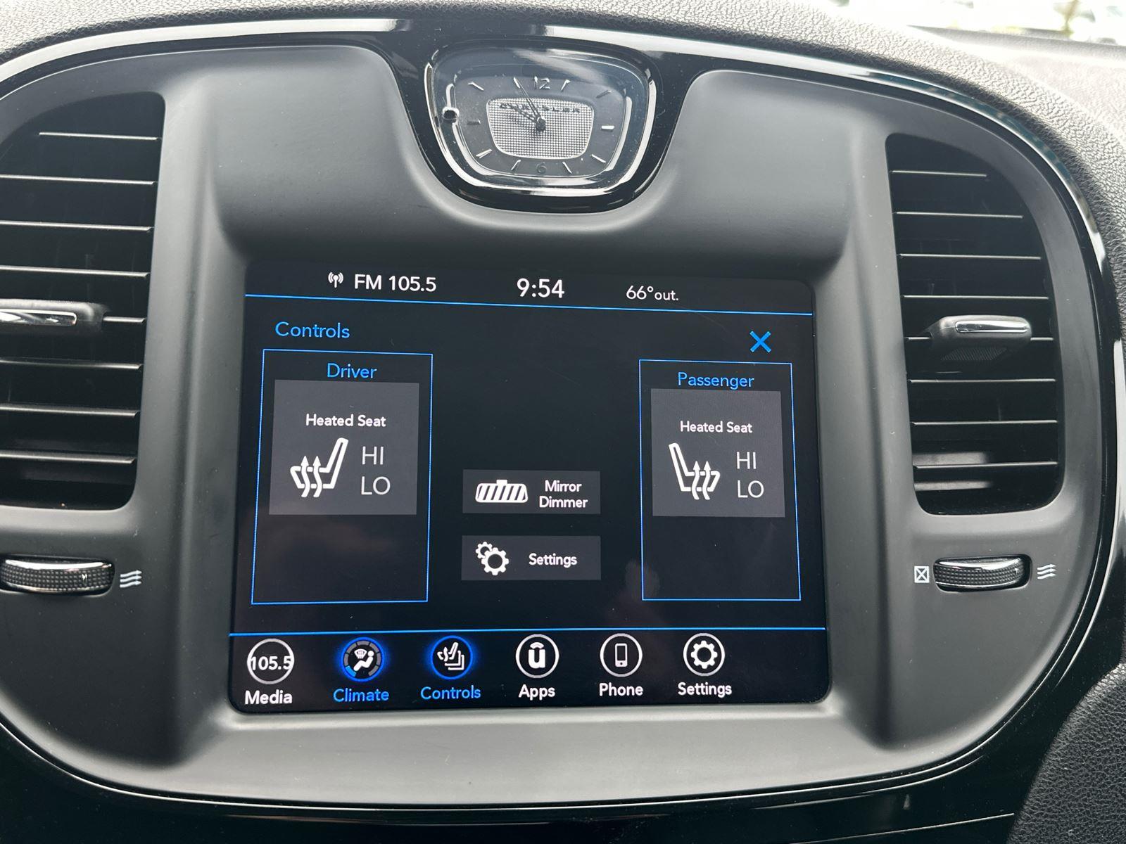 2020 Chrysler 300 photo 15