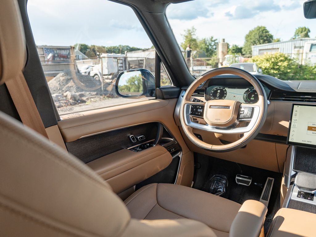 2025 Land Rover Range Rover SE photo 18