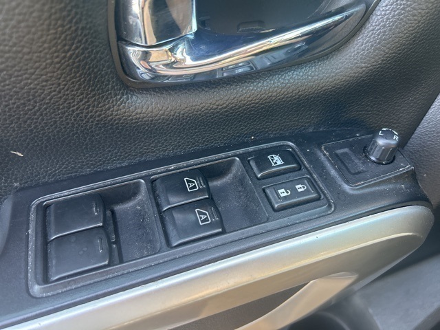 2017 Nissan Titan SV Crew Cab photo 13