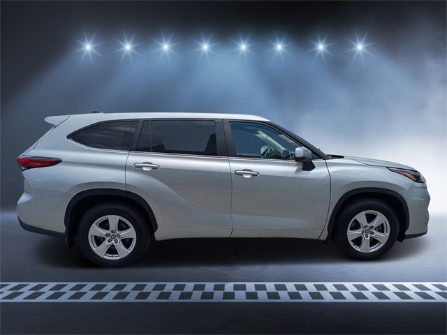 2023 Toyota Highlander Hybrid LE photo 2