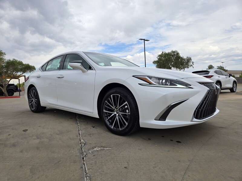 2025 Lexus ES 300h photo 2