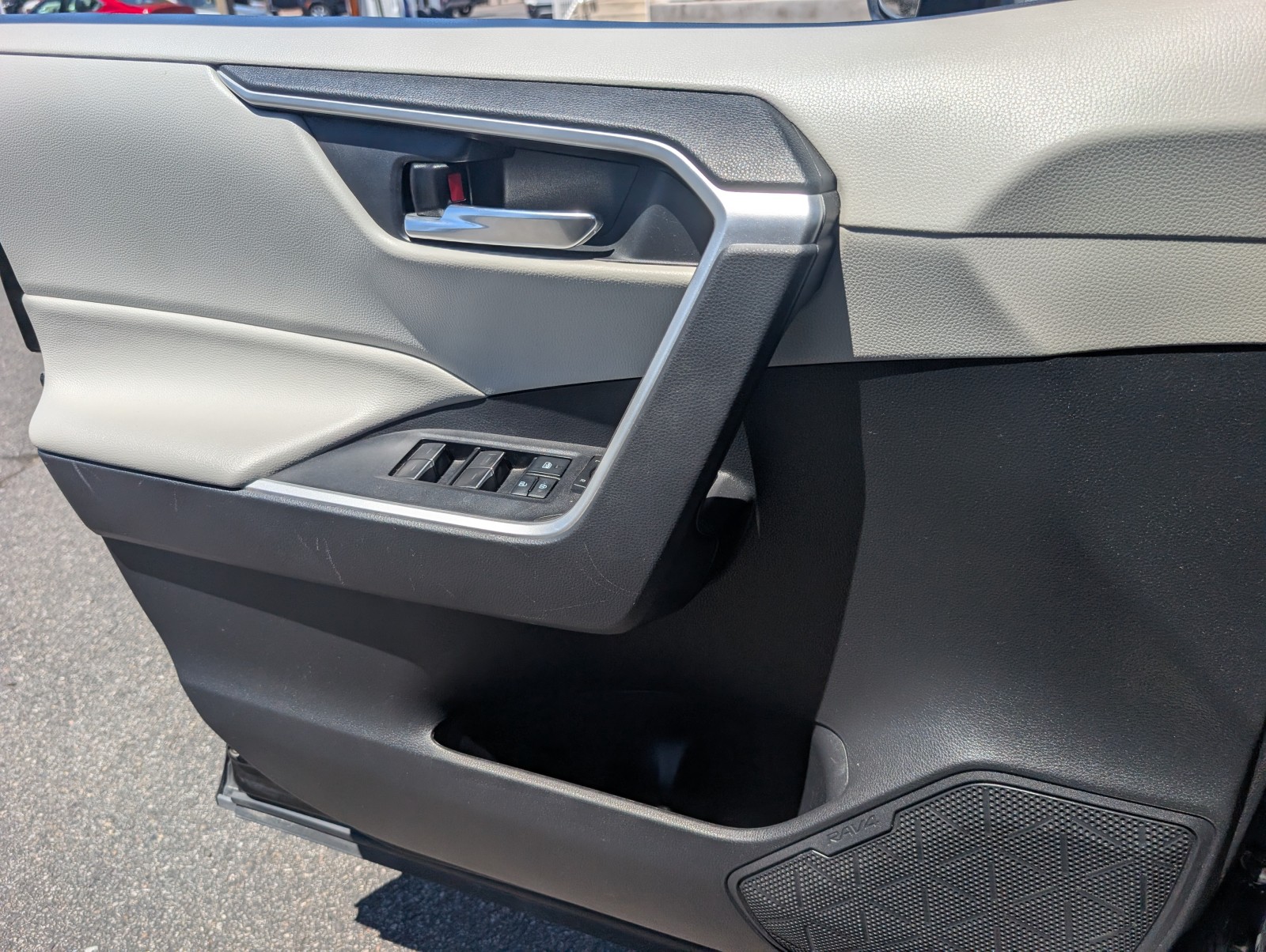 Used 2022 Midnight Black Metallic Toyota Hybrid XLE Premium image 17