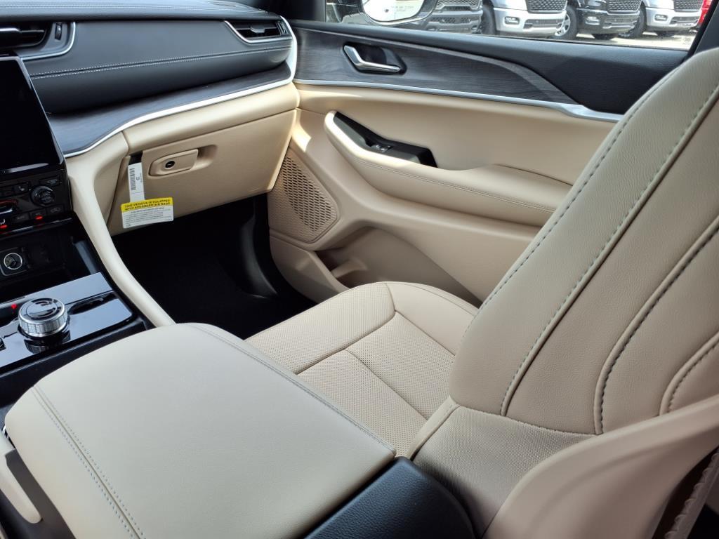 2025 Jeep Grand Cherokee Limited photo 19