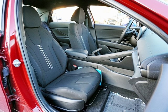 Used 2025 Red Hyundai SEL Sport image 11