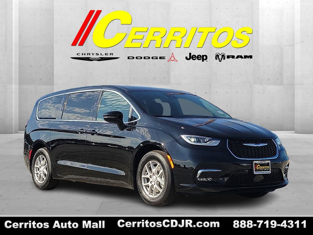 2026 Chrysler Pacifica Select's photo