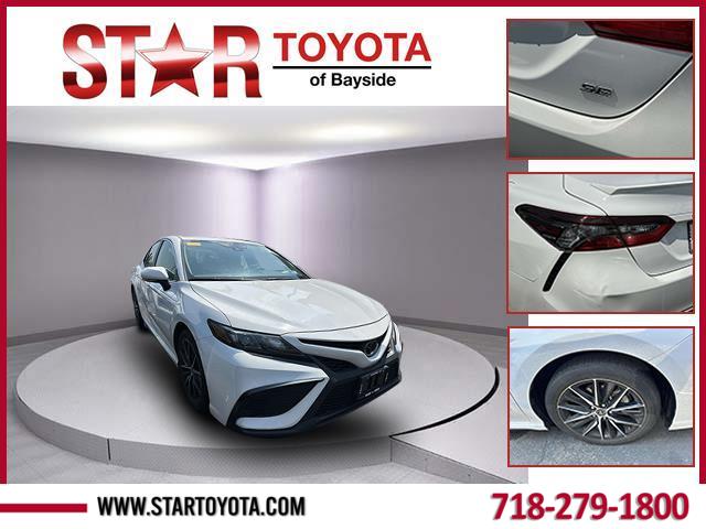 2022 Toyota Camry SE's photo