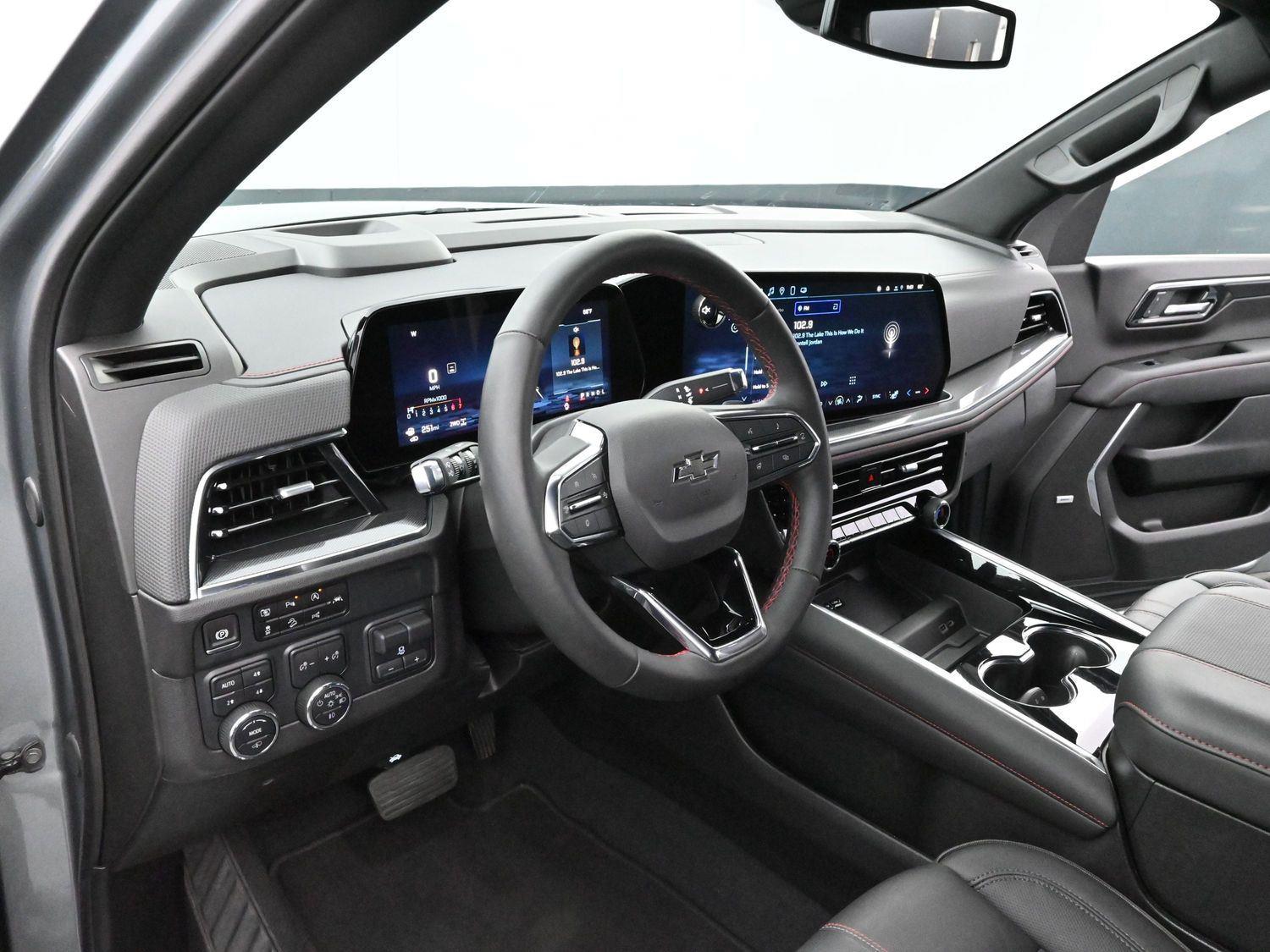 2025 Chevrolet Suburban RST photo 13