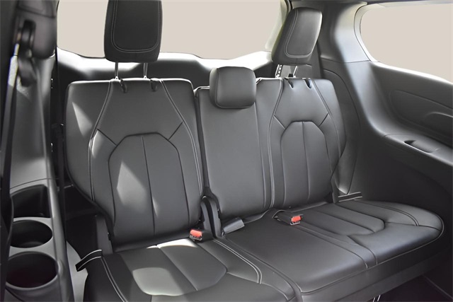2025 Chrysler Pacifica photo 18