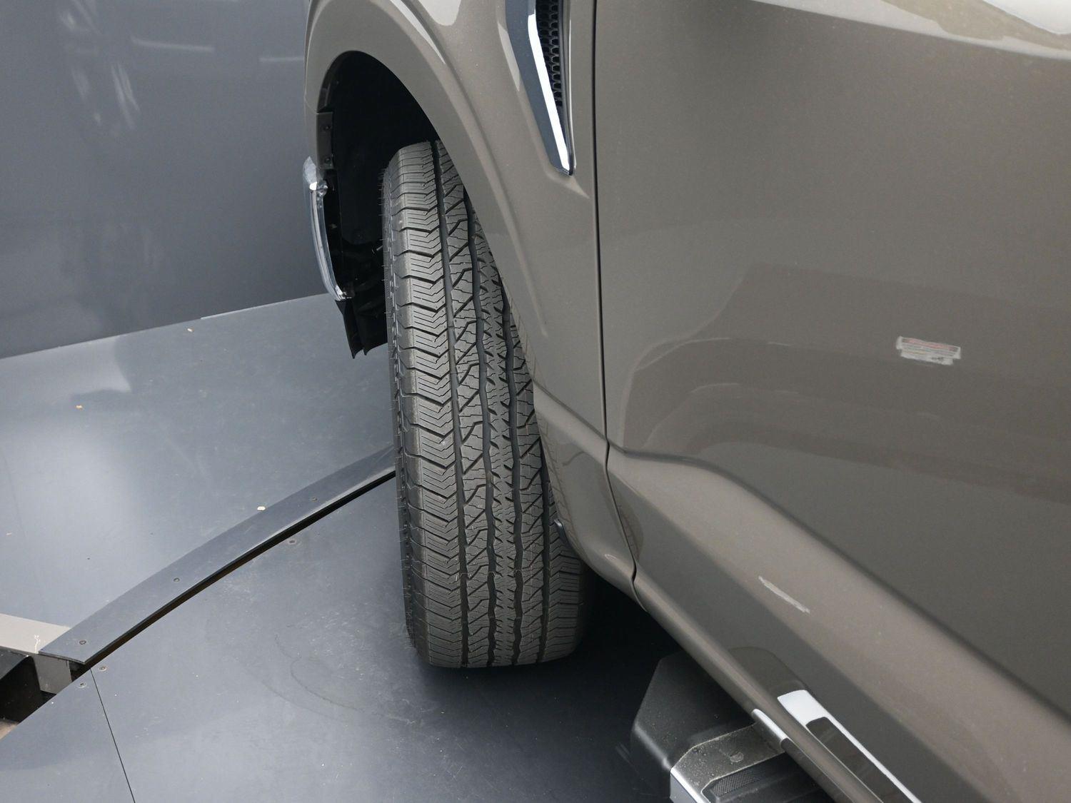 2025 Ford F-150 Lariat photo 4