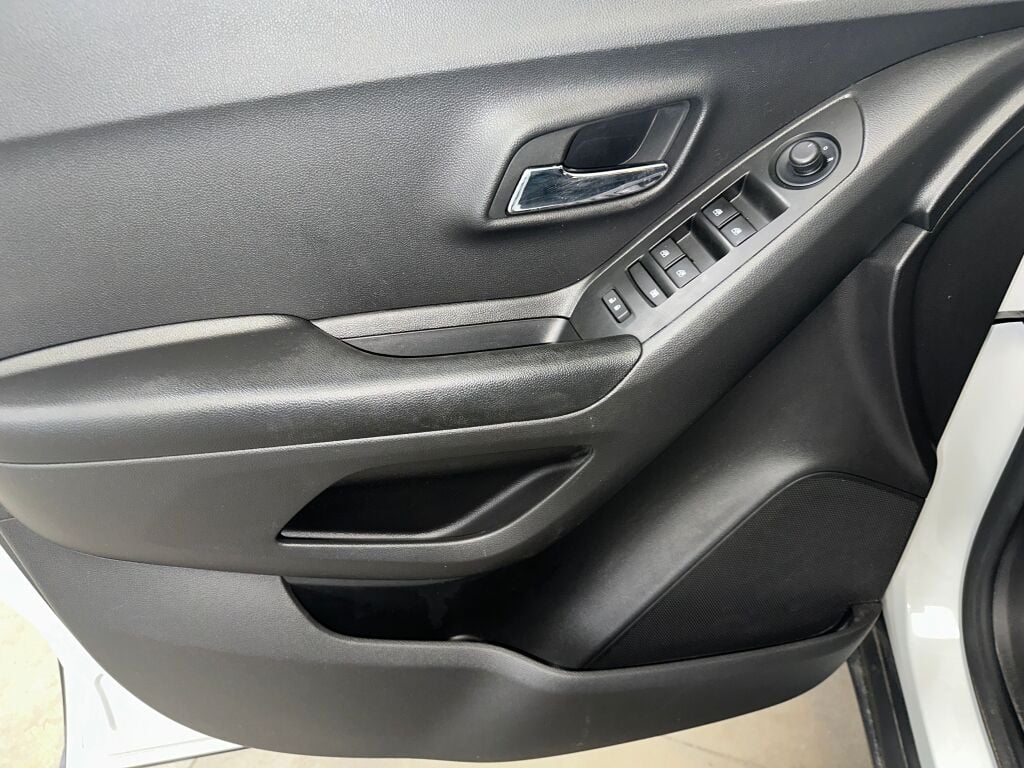 2022 Chevrolet Trax LS photo 3
