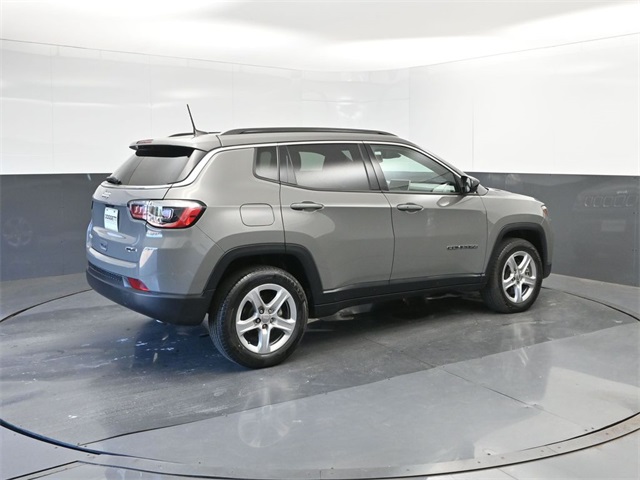 2023 Jeep Compass Latitude photo 2
