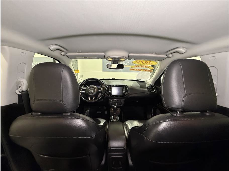 Used 2019 Diamond Black Crystal Pearlcoat Jeep Limited image 16