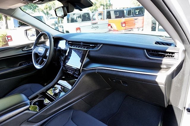 2023 Jeep Grand Cherokee Laredo photo 9