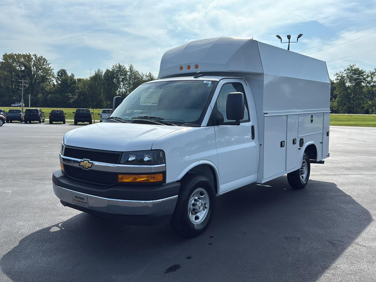 2025 Chevrolet Express 3500 Cutaway photo 2
