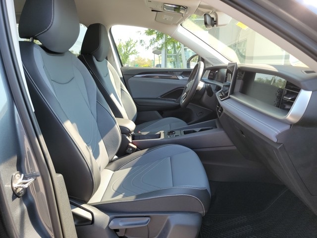 2025 Volkswagen Tiguan SE photo 13