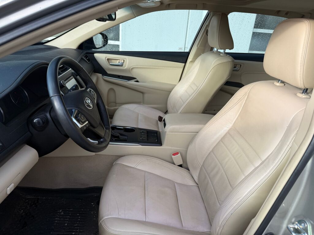 2017 Toyota Camry Hybrid XLE photo 3