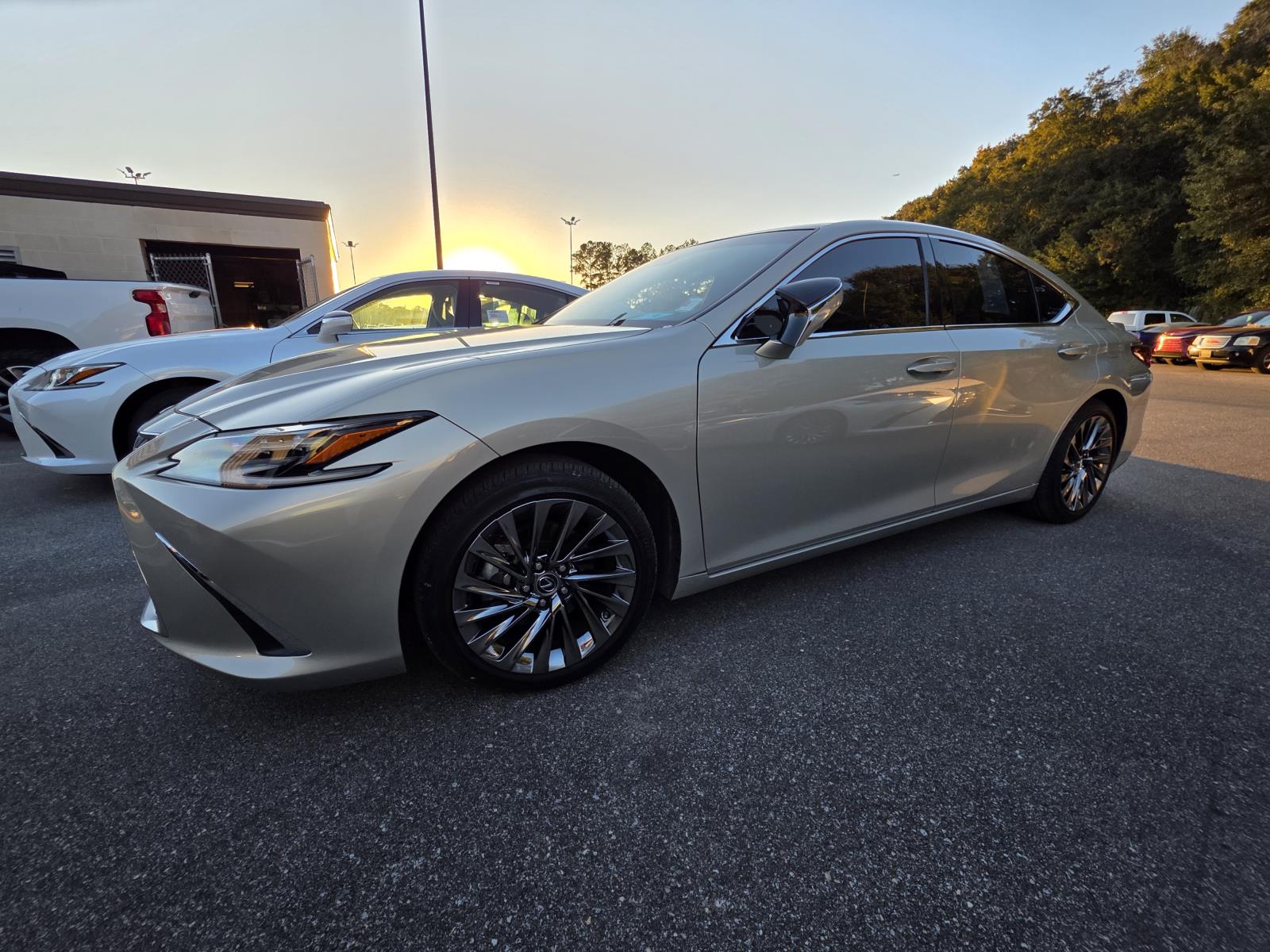 2024 Lexus ES 350 Ultra Luxury photo 4