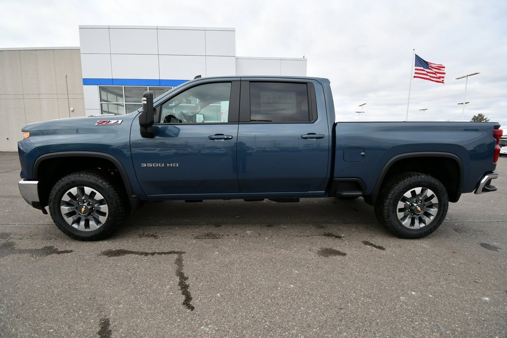 2025 Chevrolet Silverado 3500HD LT photo 4