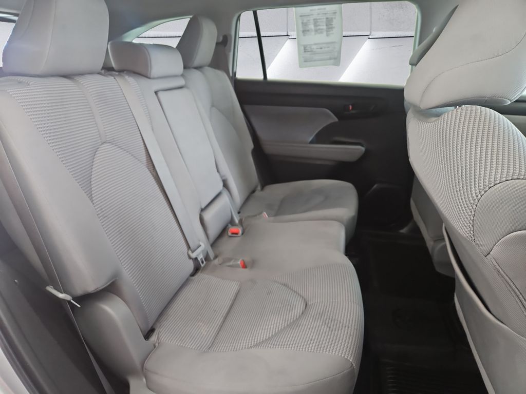 2021 Toyota Highlander LE photo 16