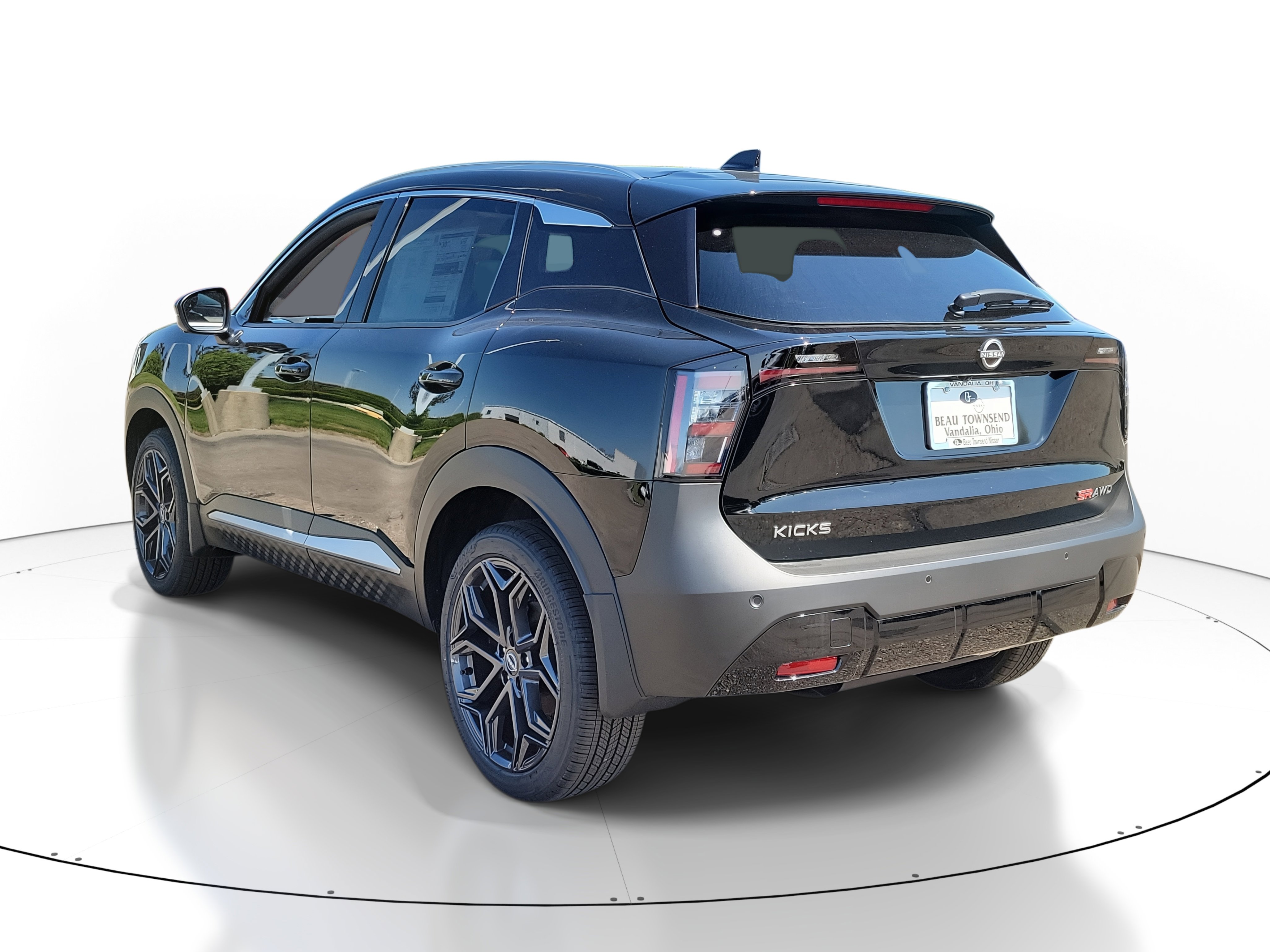 2025 Nissan Kicks SR photo 2