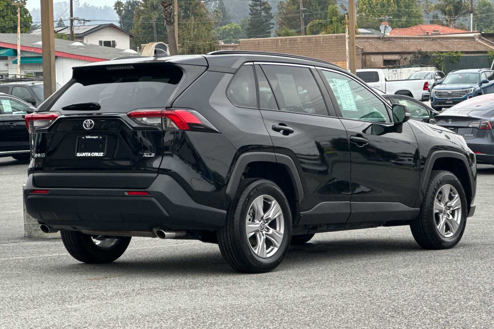 2023 Toyota RAV4 XLE photo 3