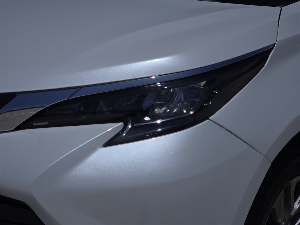2024 Toyota Sienna XLE photo 3
