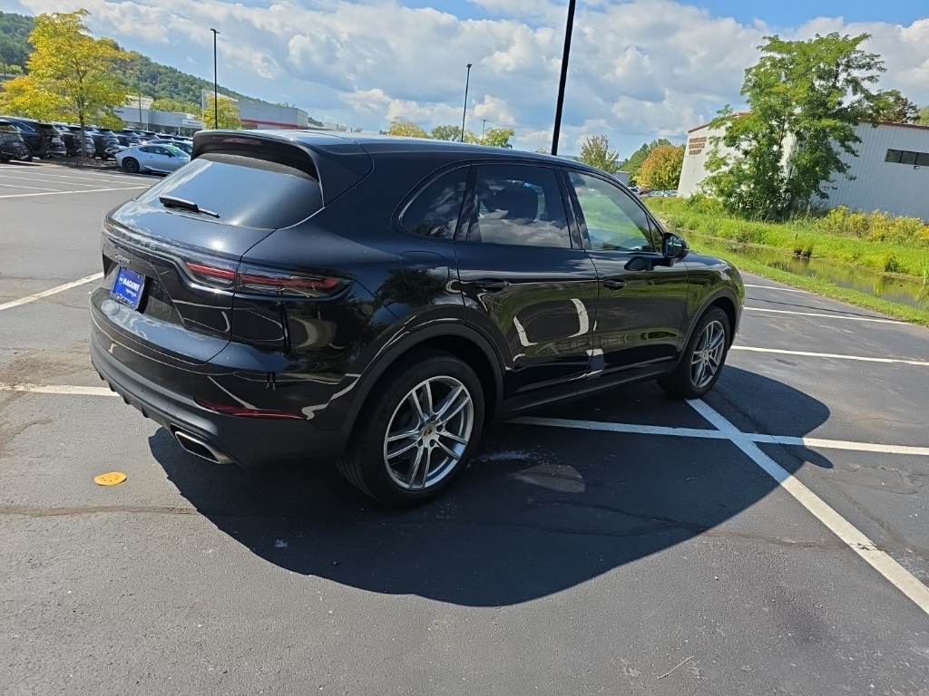 2022 Porsche Cayenne Base photo 3