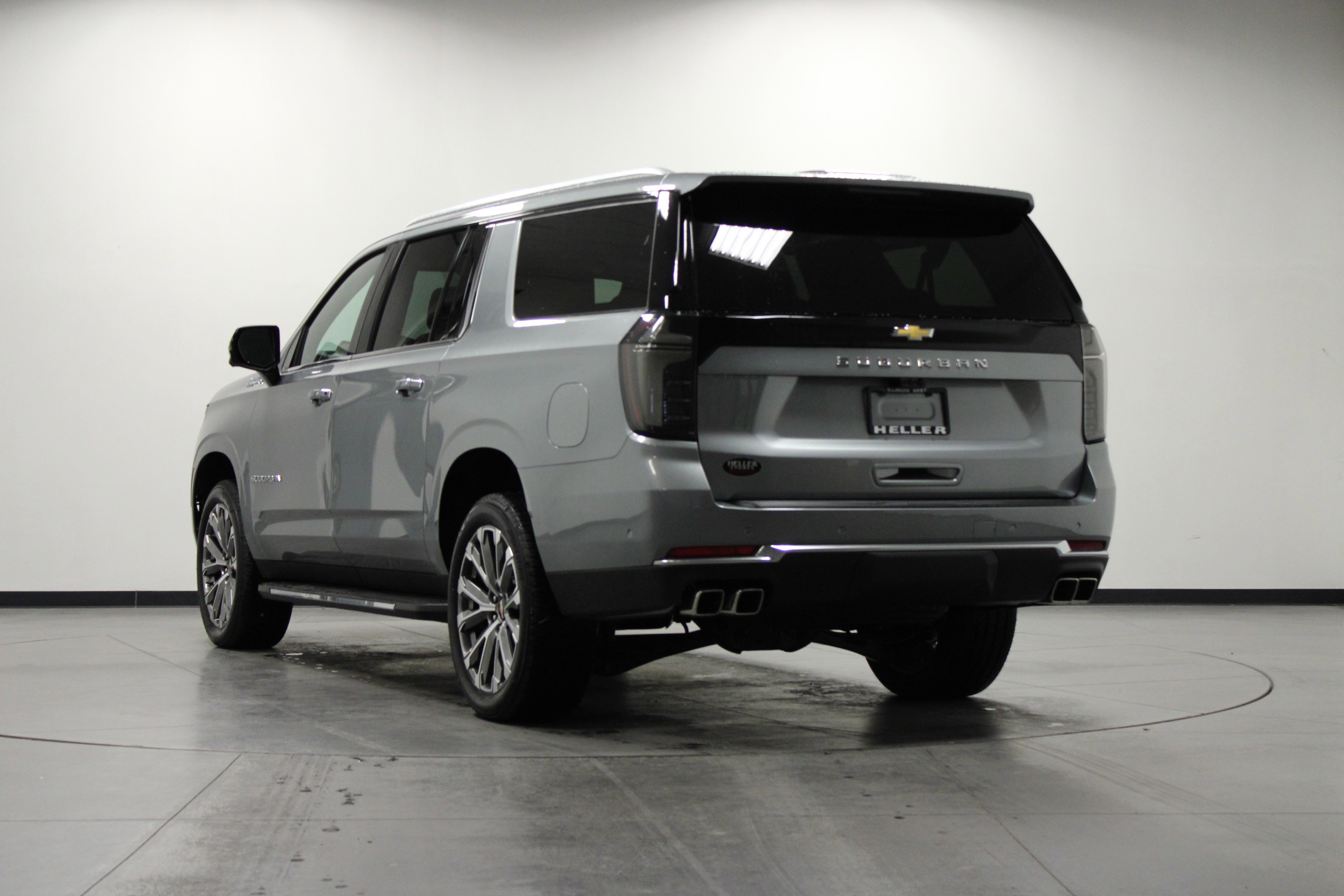 2025 Chevrolet Suburban High Country photo 3
