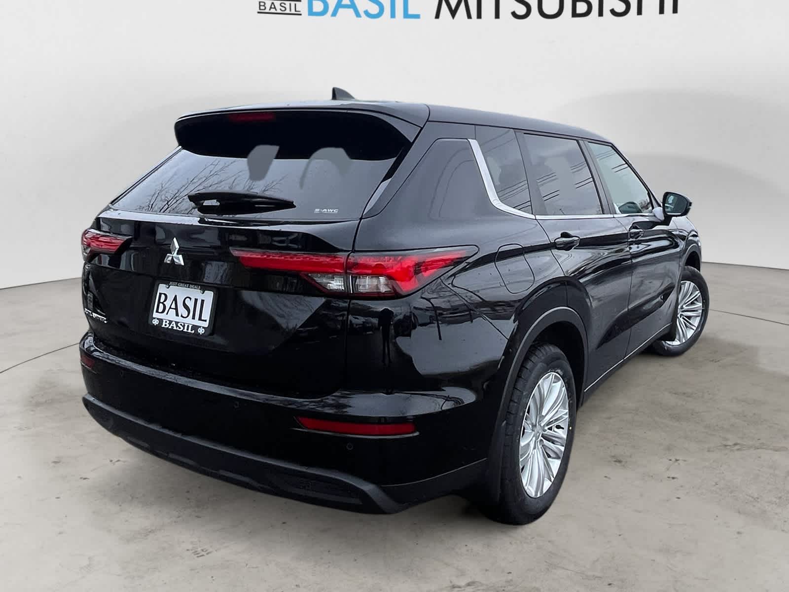 2024 Mitsubishi Outlander ES photo 4