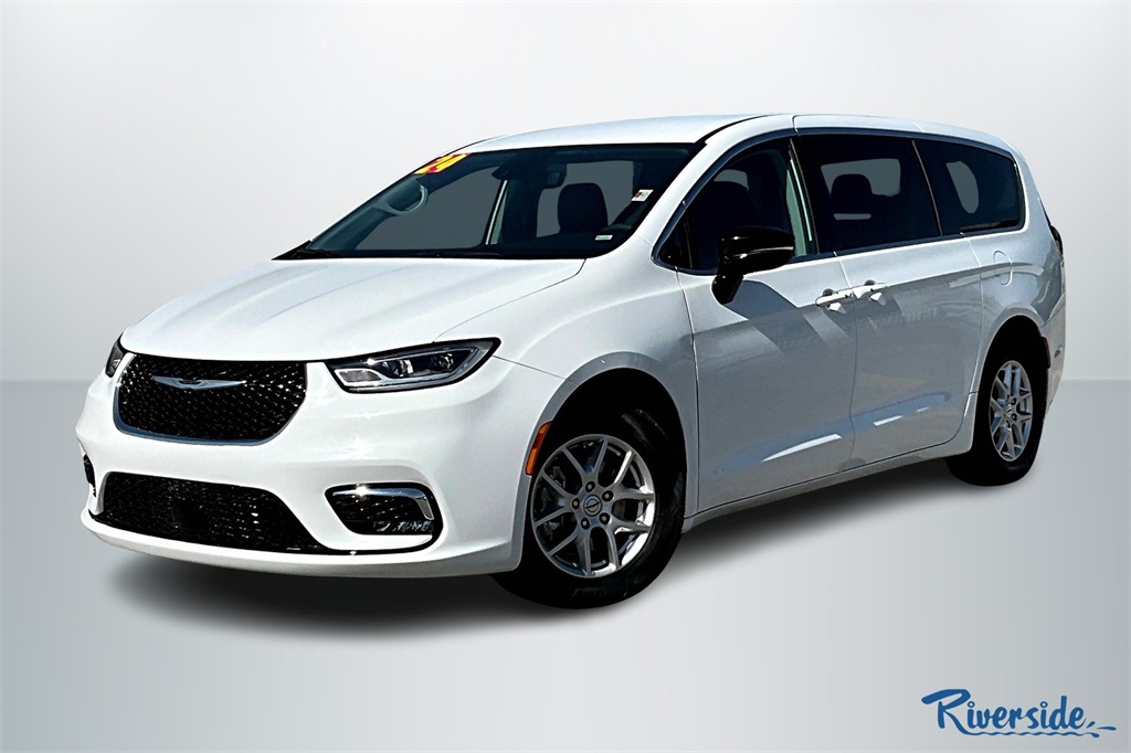 2024 Chrysler Pacifica Touring L photo 3