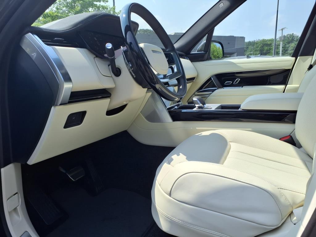 2025 Land Rover Range Rover SE photo 16