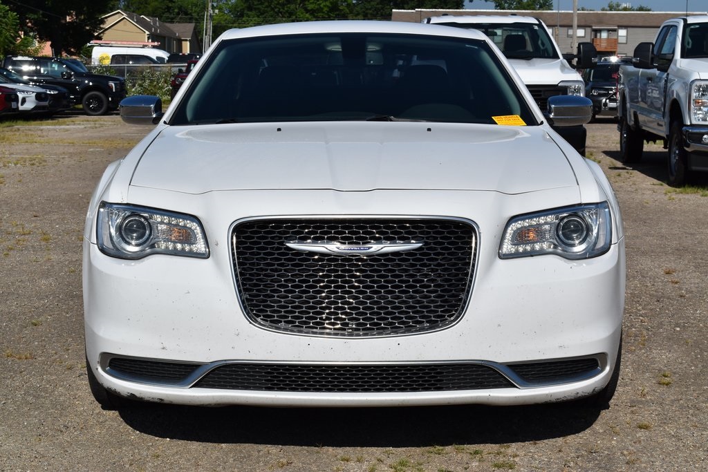 2018 Chrysler 300 Touring photo 2