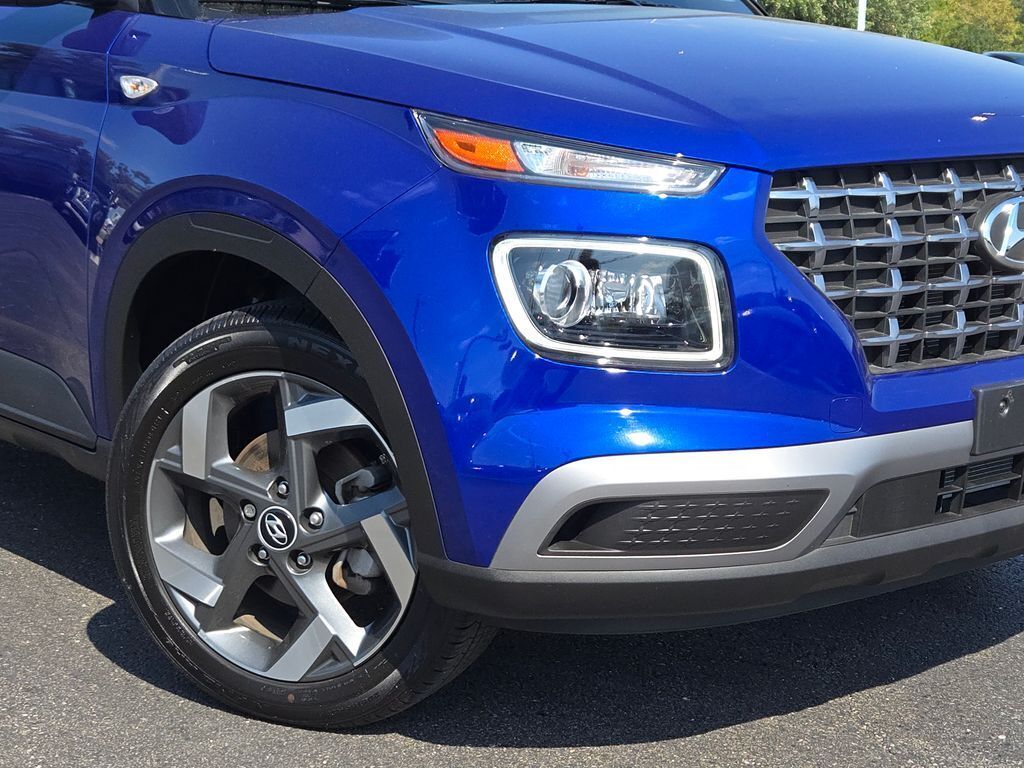 2024 Hyundai Venue Limited photo 3