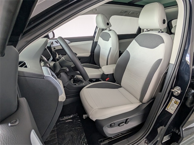 2025 Volkswagen Taos SE photo 4
