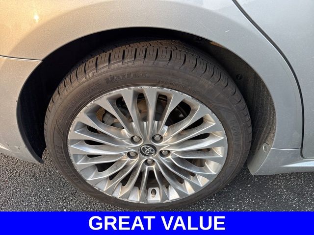2018 Toyota Avalon Limited photo 2
