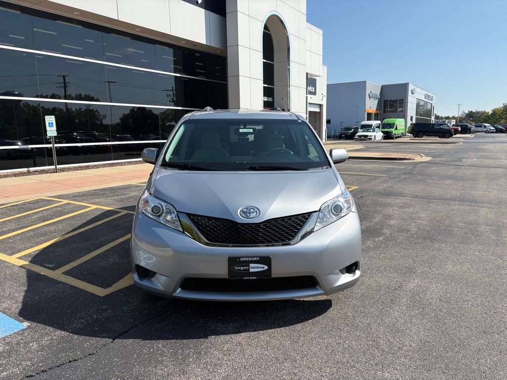 2014 Toyota Sienna L photo 2