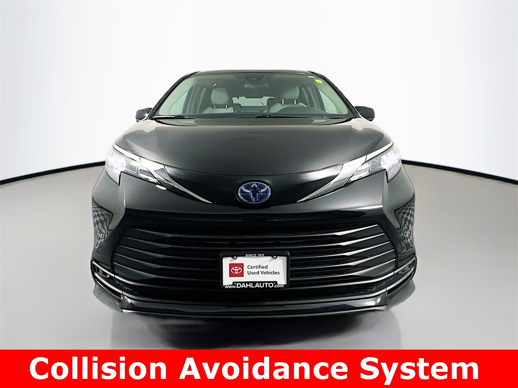 2025 Toyota Sienna LE photo 3