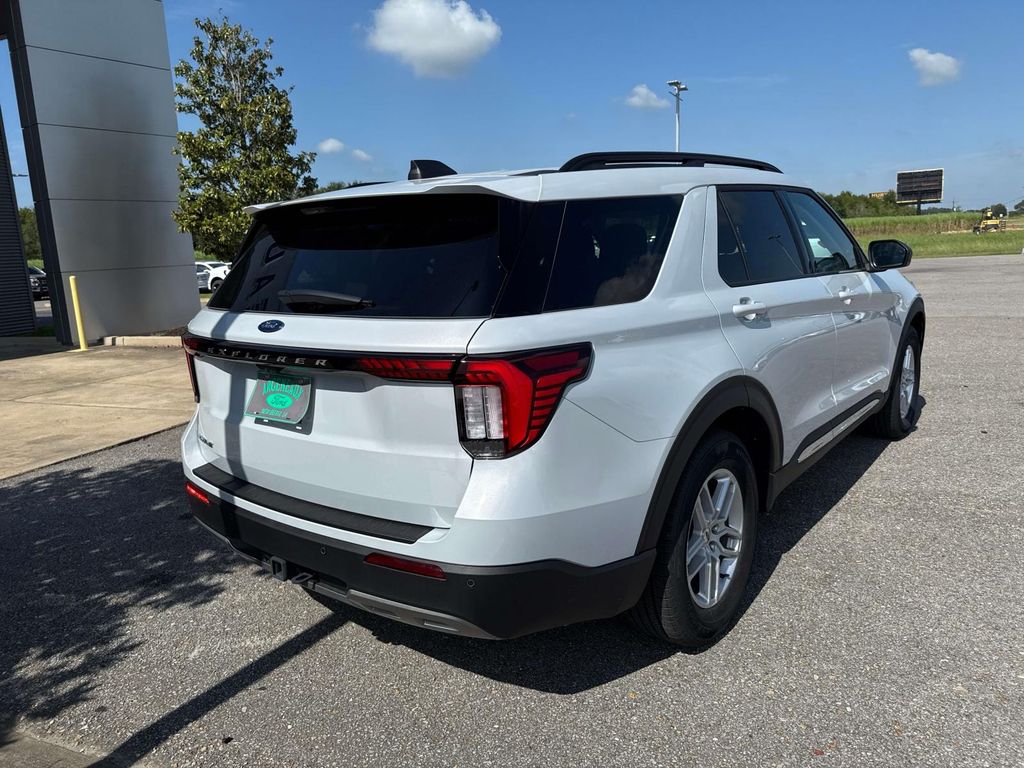 2025 Ford Explorer photo 4