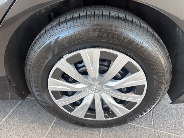 2021 Toyota Camry Hybrid LE photo 3