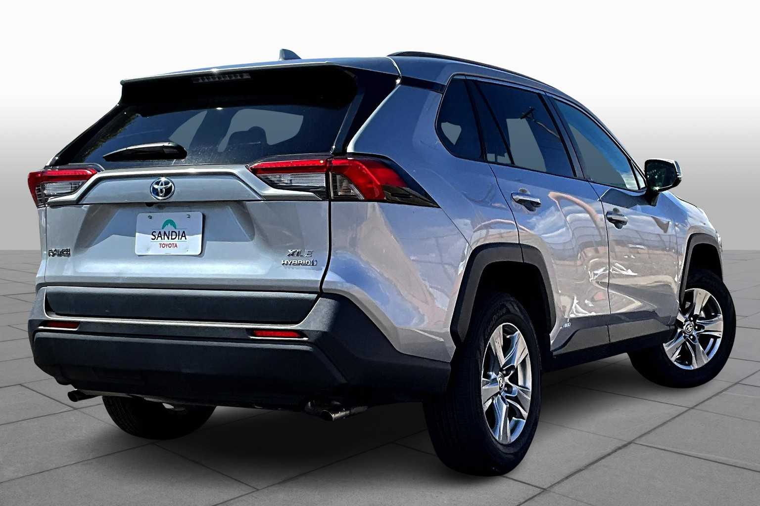2024 Toyota RAV4 Hybrid XLE photo 12